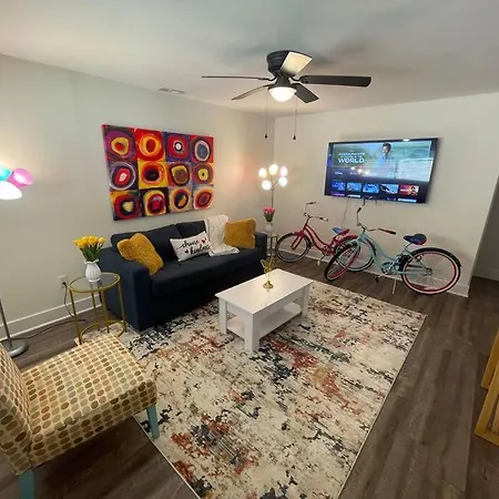 Modern ~ Comfortable ~ Downtown, Queen Beds, Bikes